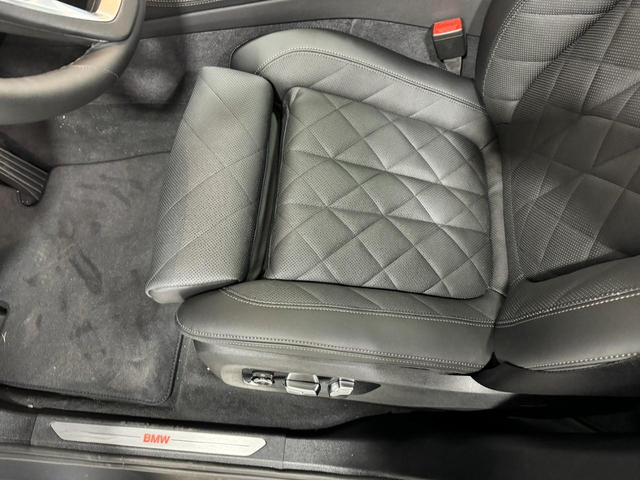 BMW X5 Vehicle Full-screen Gallery Image 28