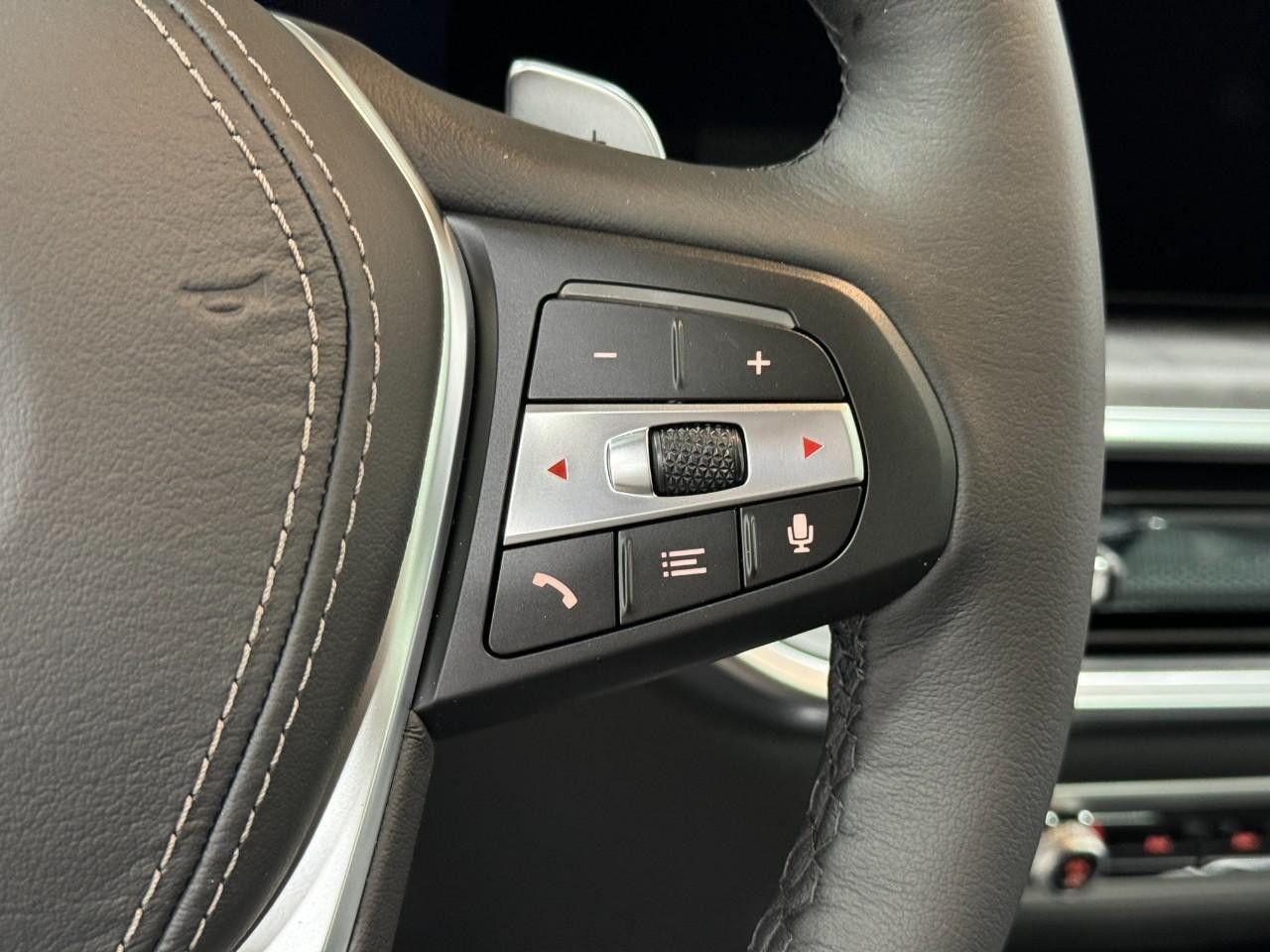 BMW X5 Vehicle Full-screen Gallery Image 32