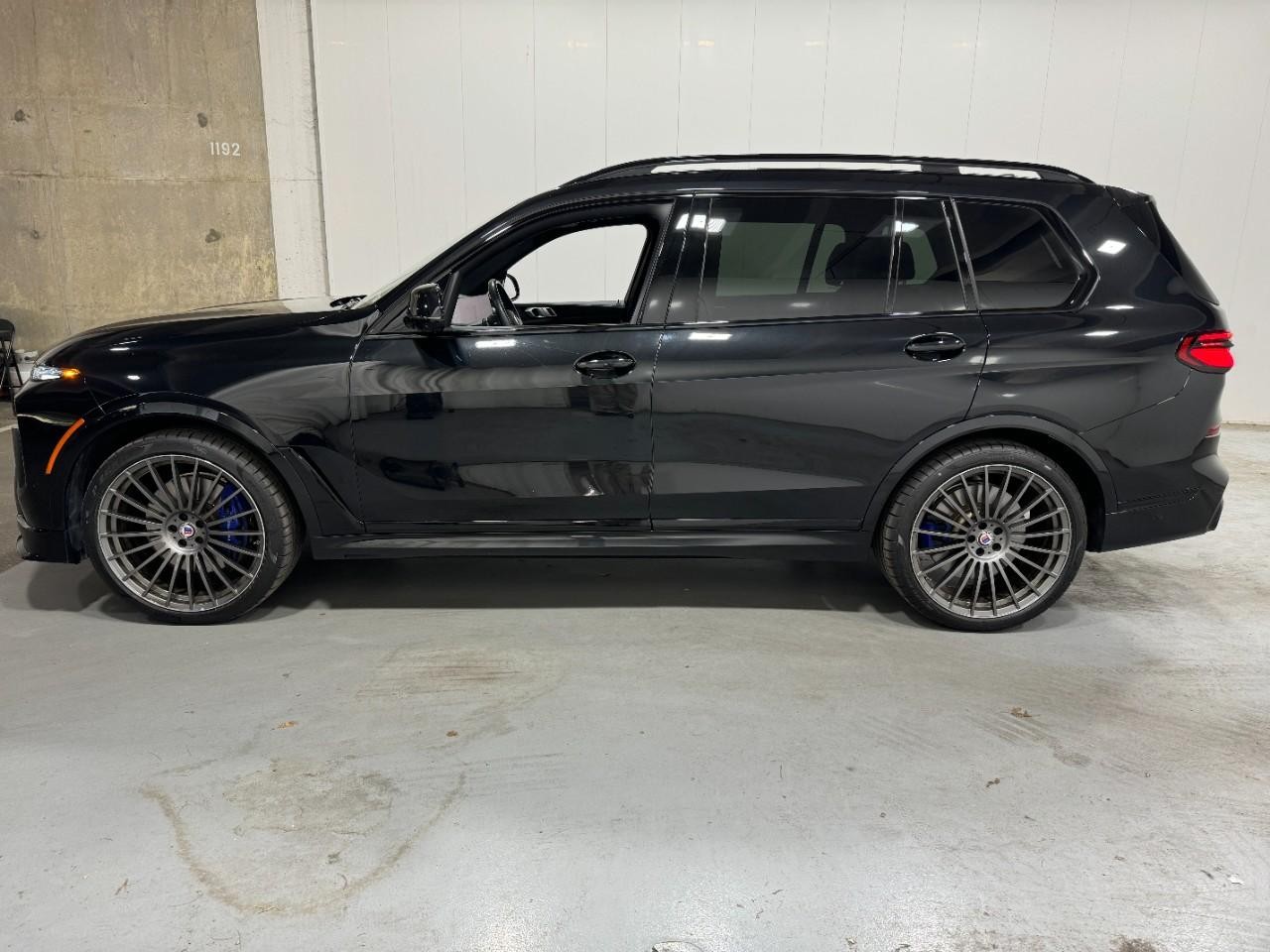 BMW X7 Vehicle Full-screen Gallery Image 2