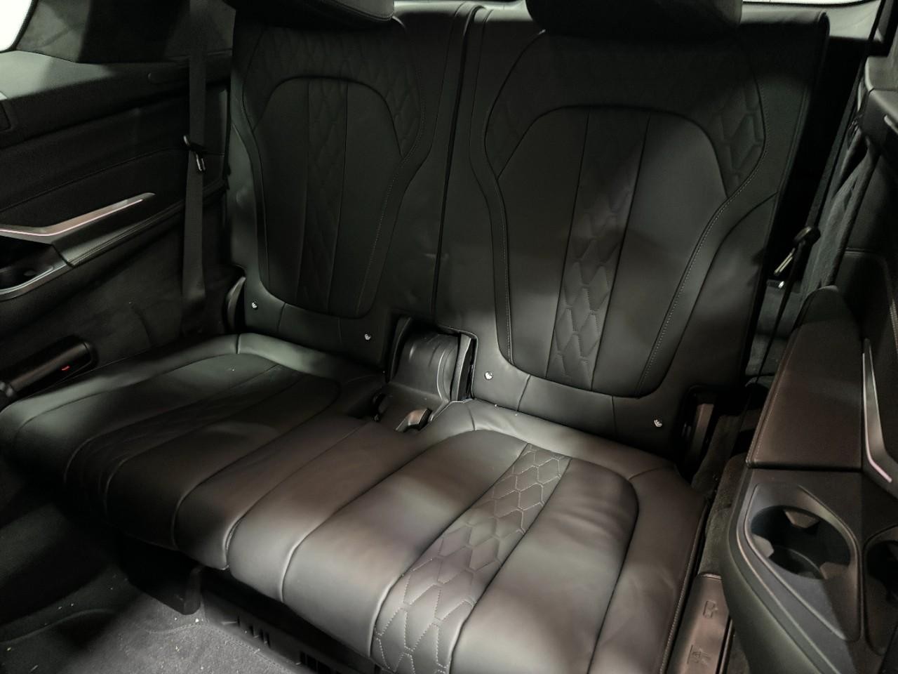 BMW X7 Vehicle Full-screen Gallery Image 8