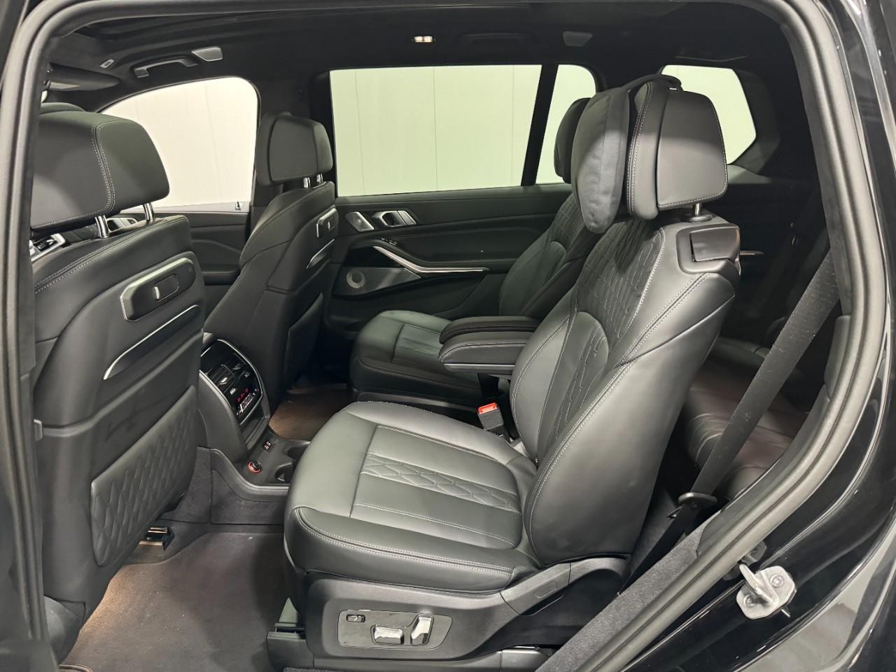 BMW X7 Vehicle Full-screen Gallery Image 9