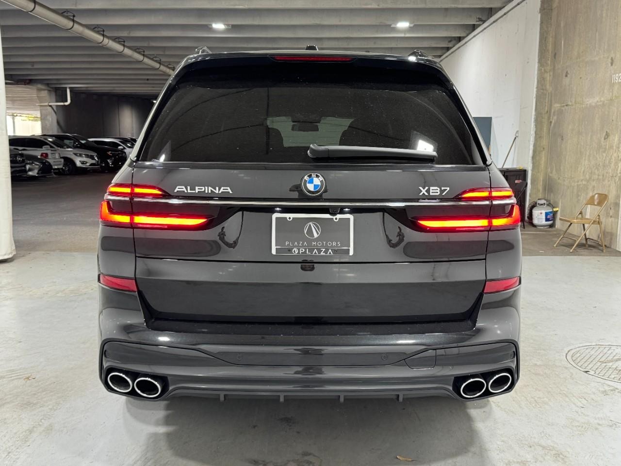 BMW X7 Vehicle Full-screen Gallery Image 10