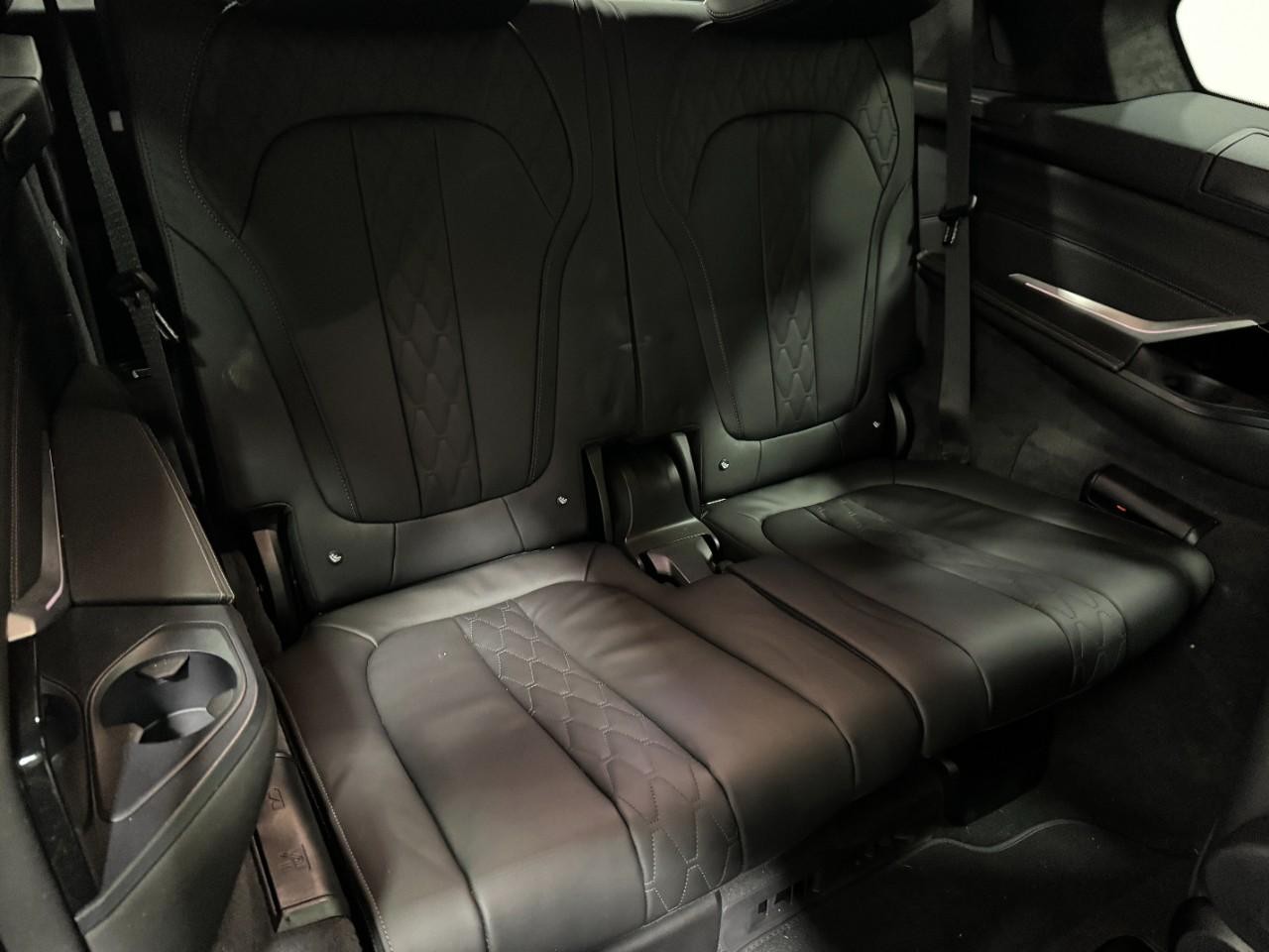 BMW X7 Vehicle Full-screen Gallery Image 11