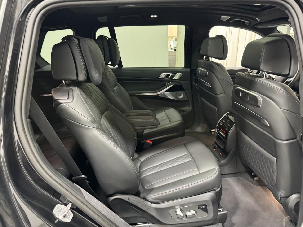 BMW X7 Vehicle Full-screen Gallery Image 12