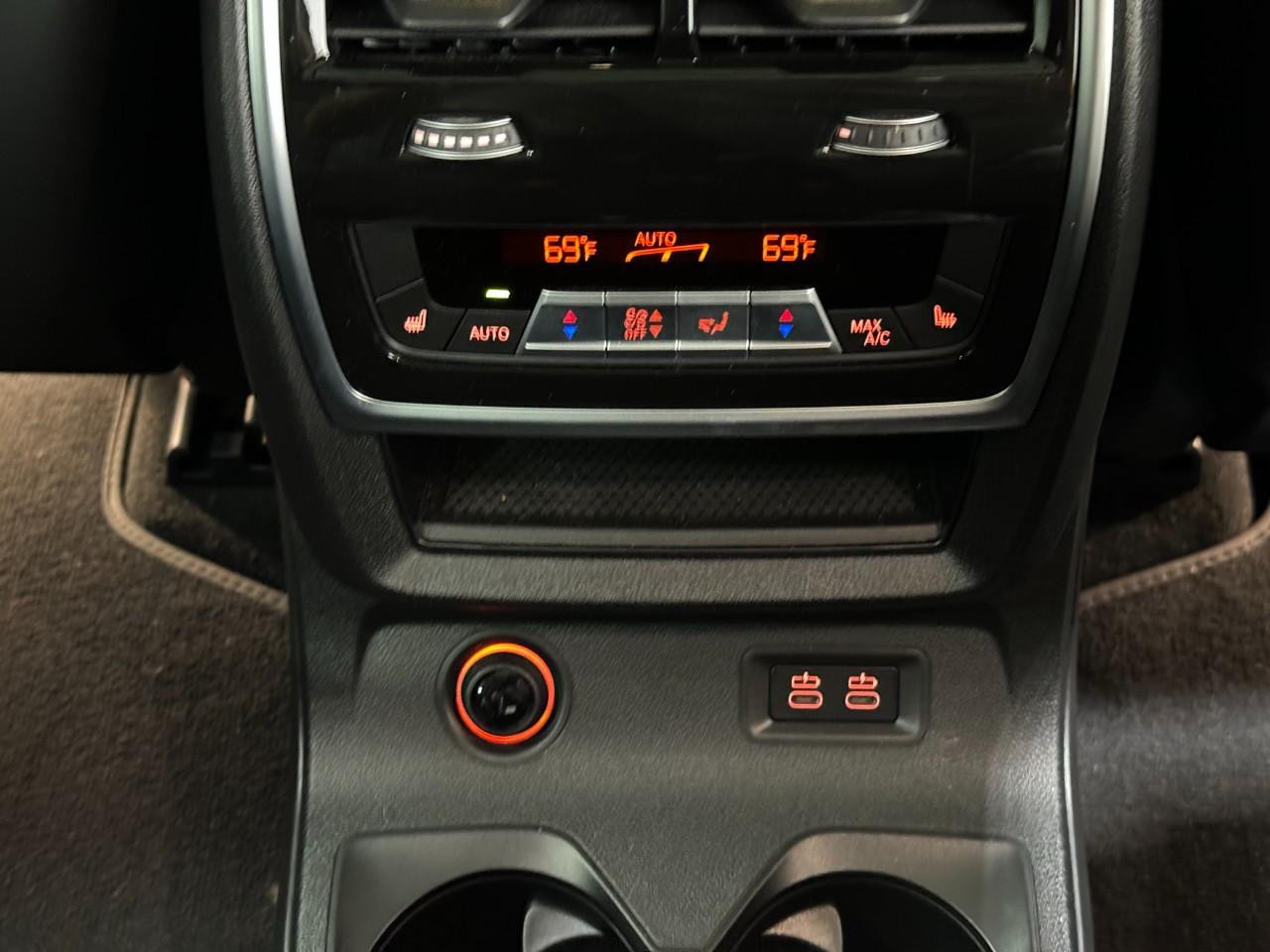 BMW X7 Vehicle Full-screen Gallery Image 13