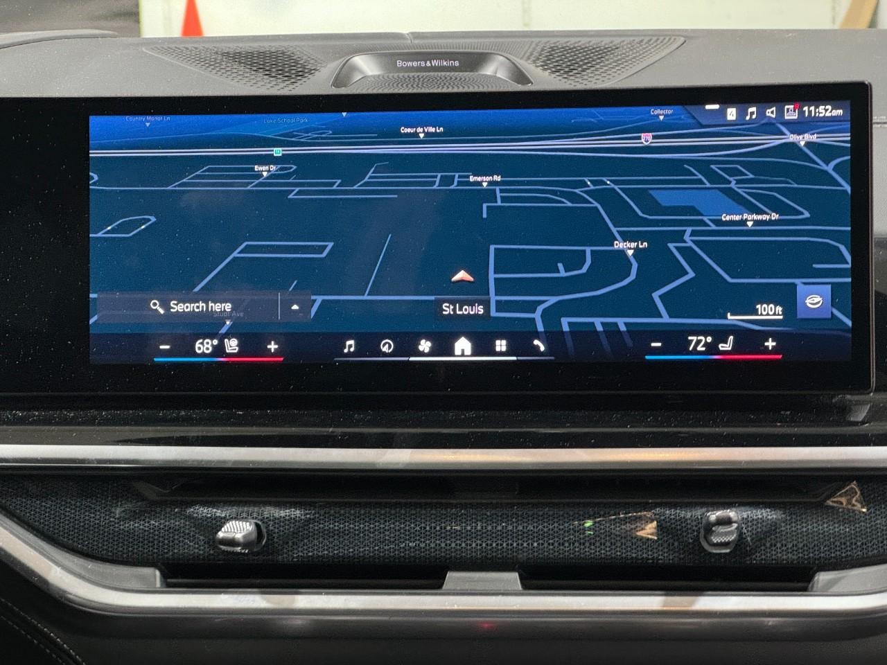 BMW X7 Vehicle Full-screen Gallery Image 17