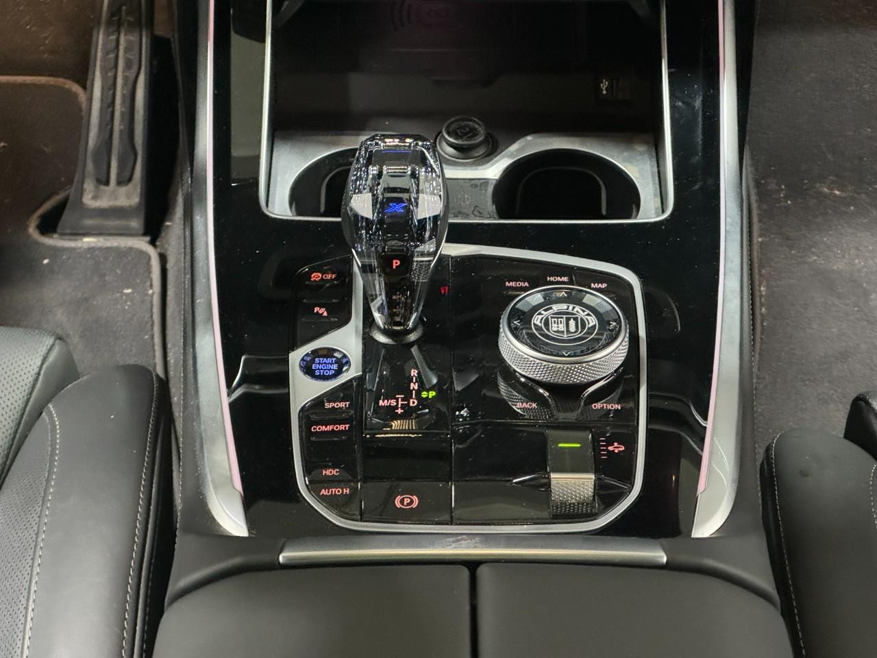 BMW X7 Vehicle Full-screen Gallery Image 18