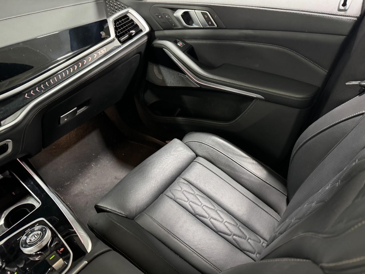 BMW X7 Vehicle Full-screen Gallery Image 19
