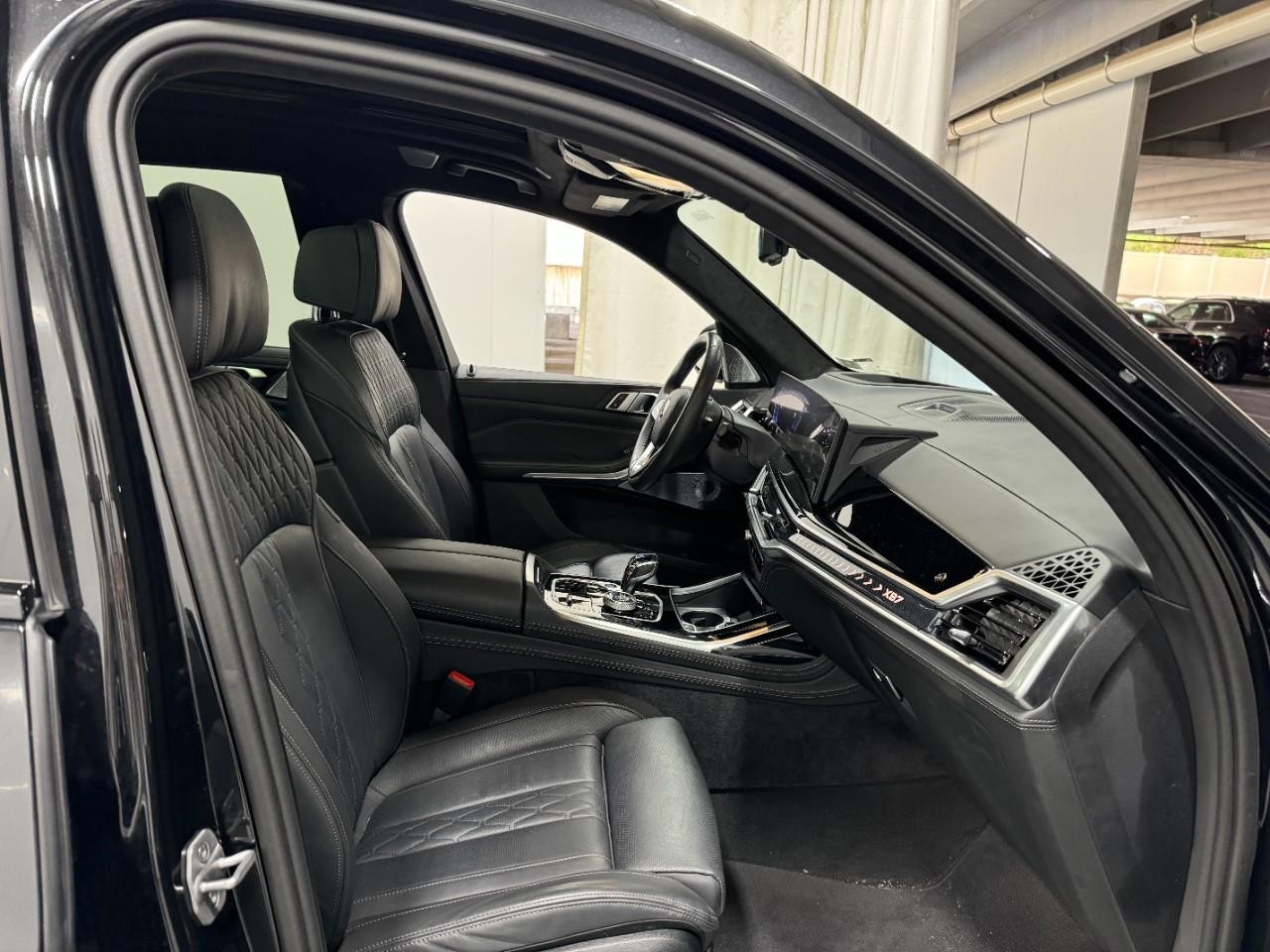 BMW X7 Vehicle Full-screen Gallery Image 20