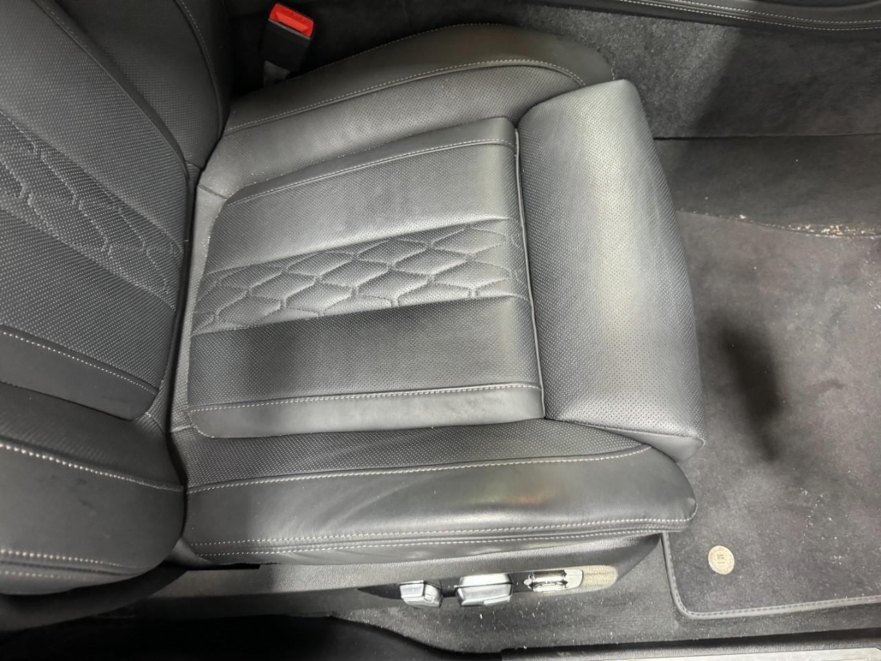 BMW X7 Vehicle Full-screen Gallery Image 21