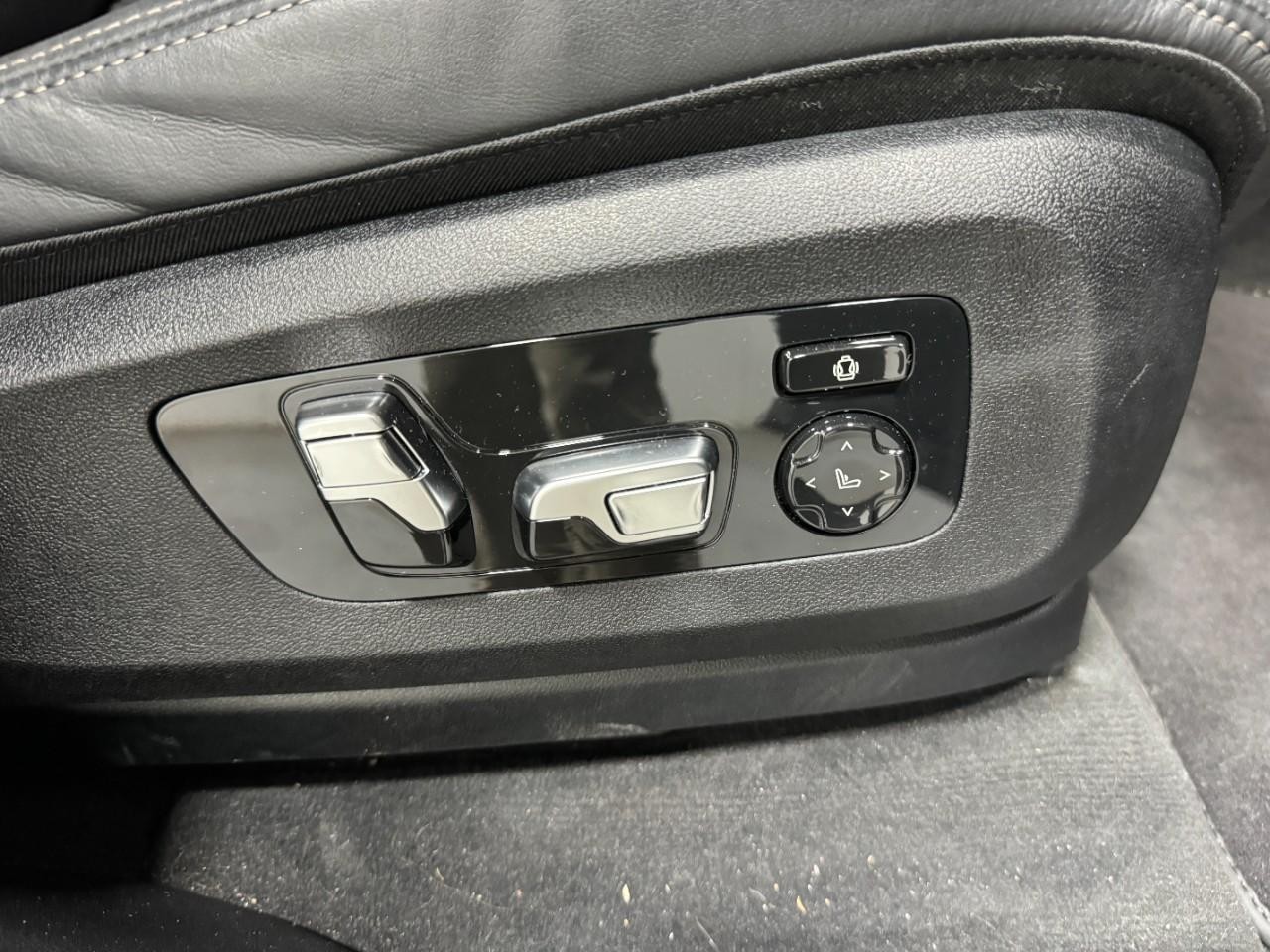 BMW X7 Vehicle Full-screen Gallery Image 22