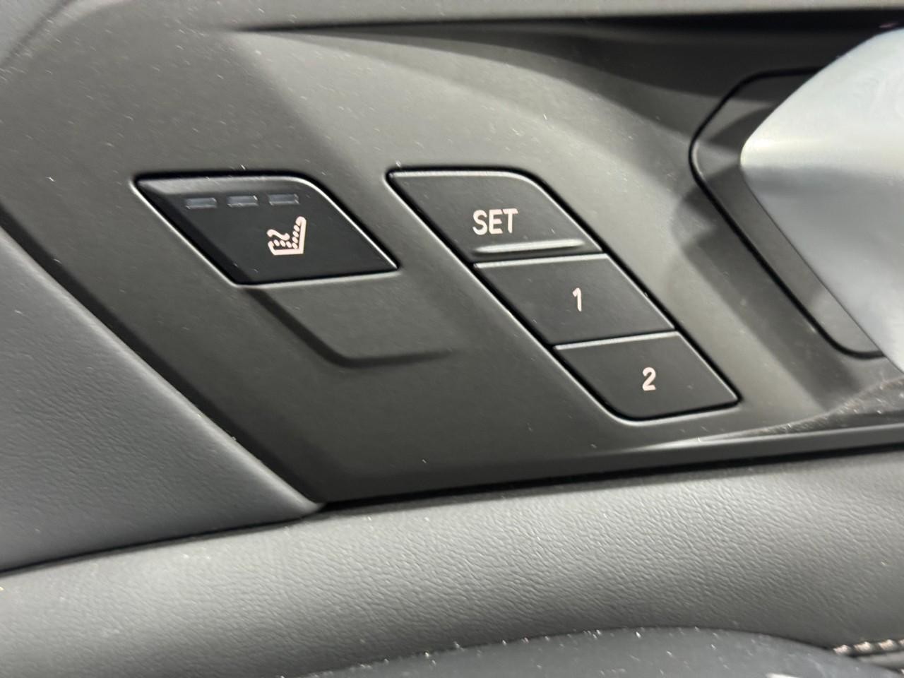 BMW X7 Vehicle Full-screen Gallery Image 23