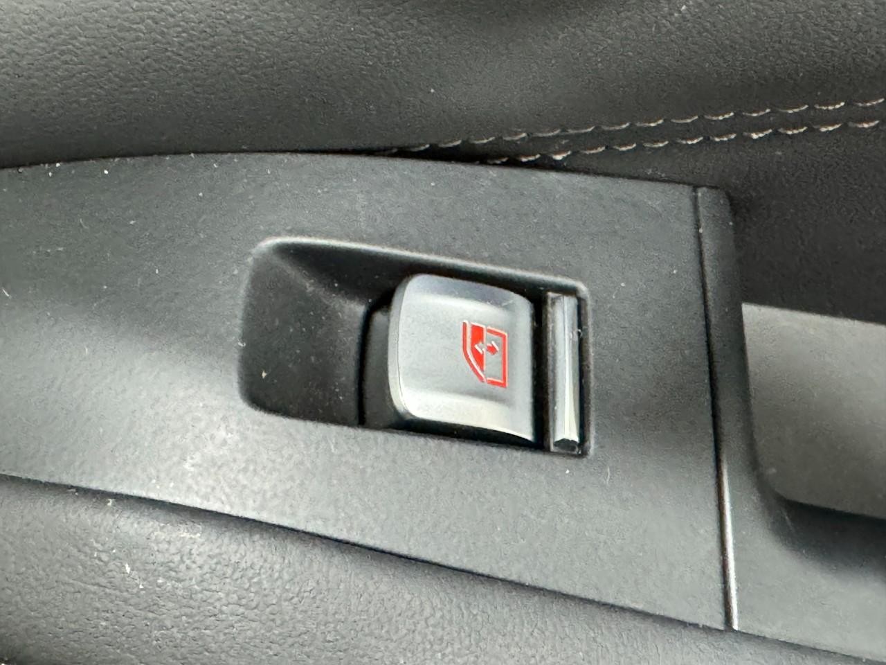 BMW X7 Vehicle Full-screen Gallery Image 25