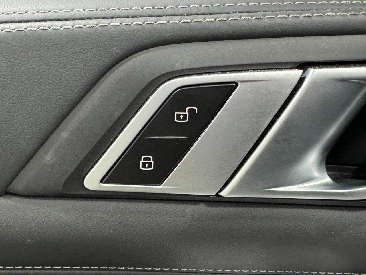 BMW X7 Vehicle Full-screen Gallery Image 28