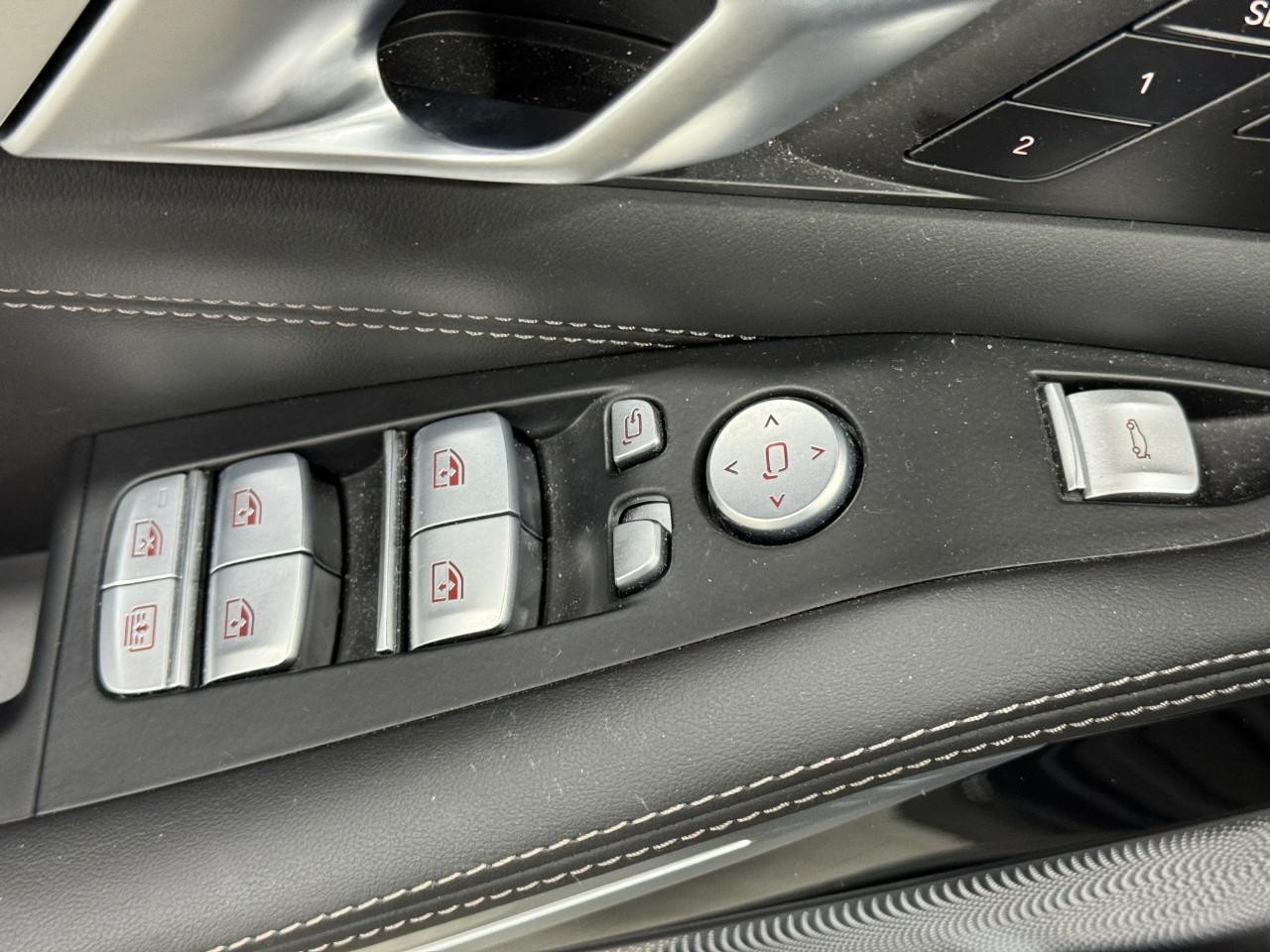 BMW X7 Vehicle Full-screen Gallery Image 29