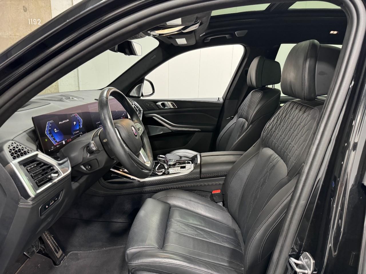 BMW X7 Vehicle Full-screen Gallery Image 30