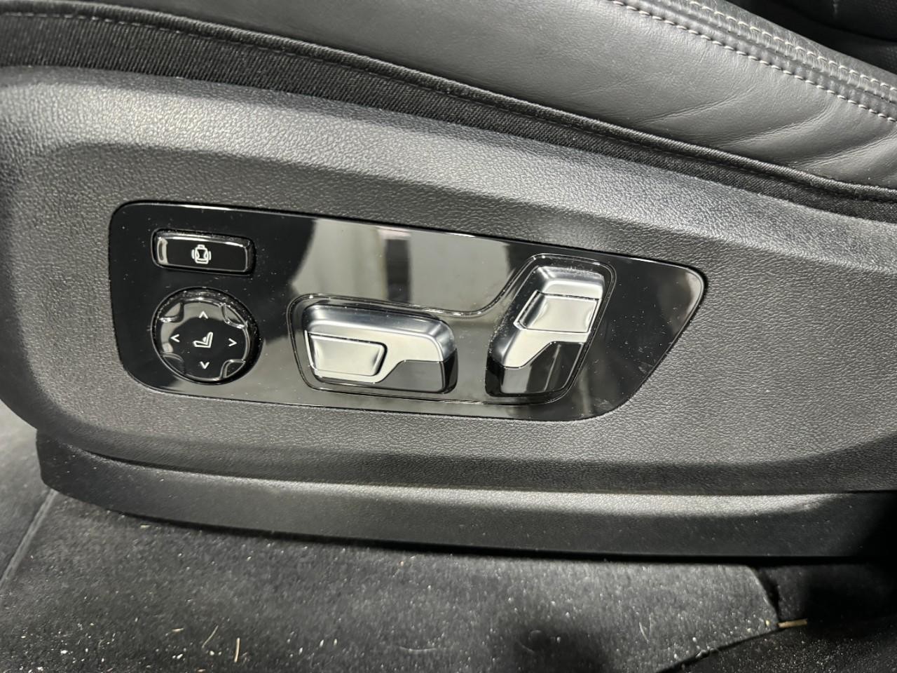 BMW X7 Vehicle Full-screen Gallery Image 32