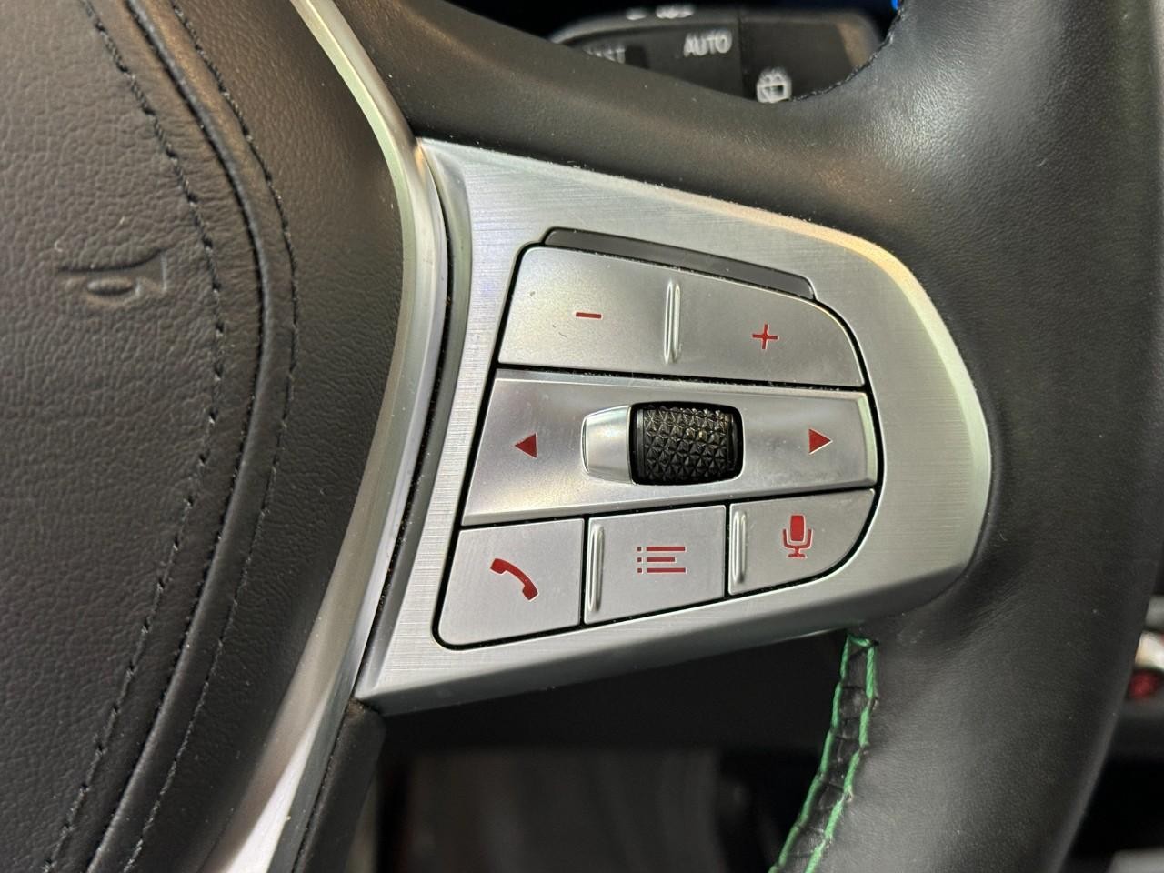 BMW X7 Vehicle Full-screen Gallery Image 35