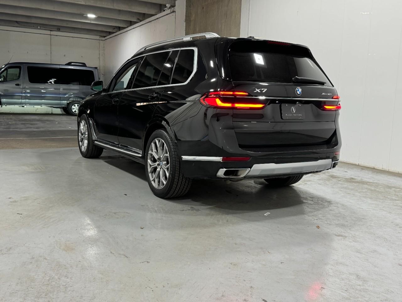 BMW X7 Vehicle Full-screen Gallery Image 3