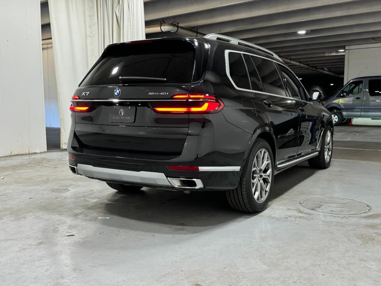 BMW X7 Vehicle Full-screen Gallery Image 4