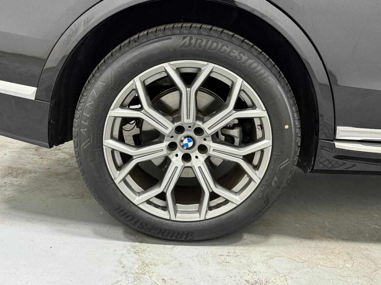 BMW X7 Vehicle Full-screen Gallery Image 5