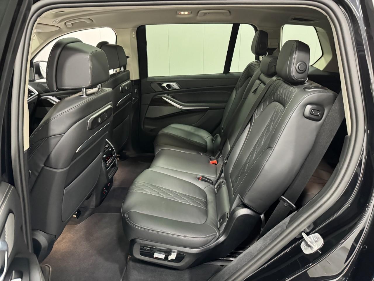 BMW X7 Vehicle Full-screen Gallery Image 9