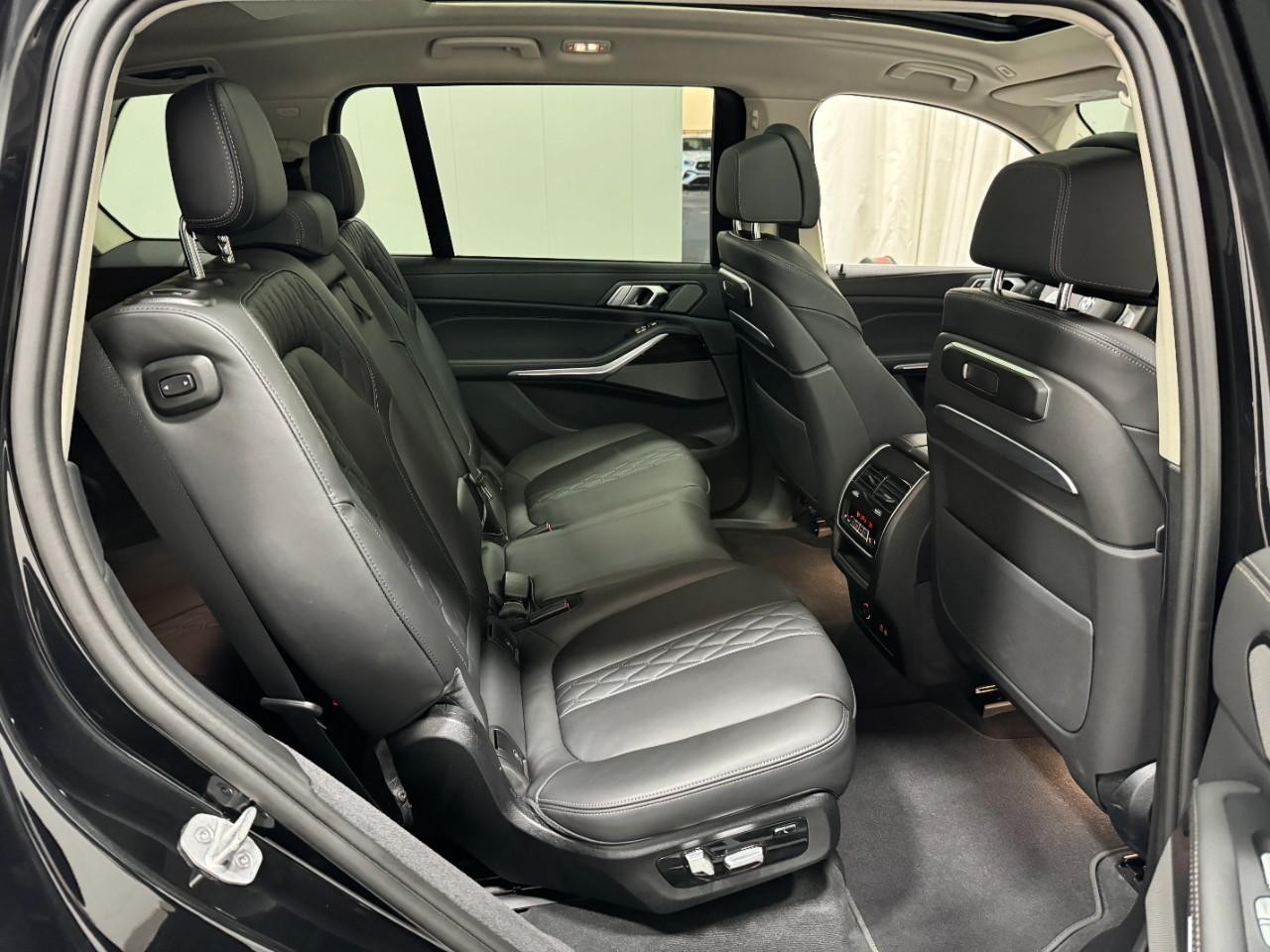 BMW X7 Vehicle Full-screen Gallery Image 12