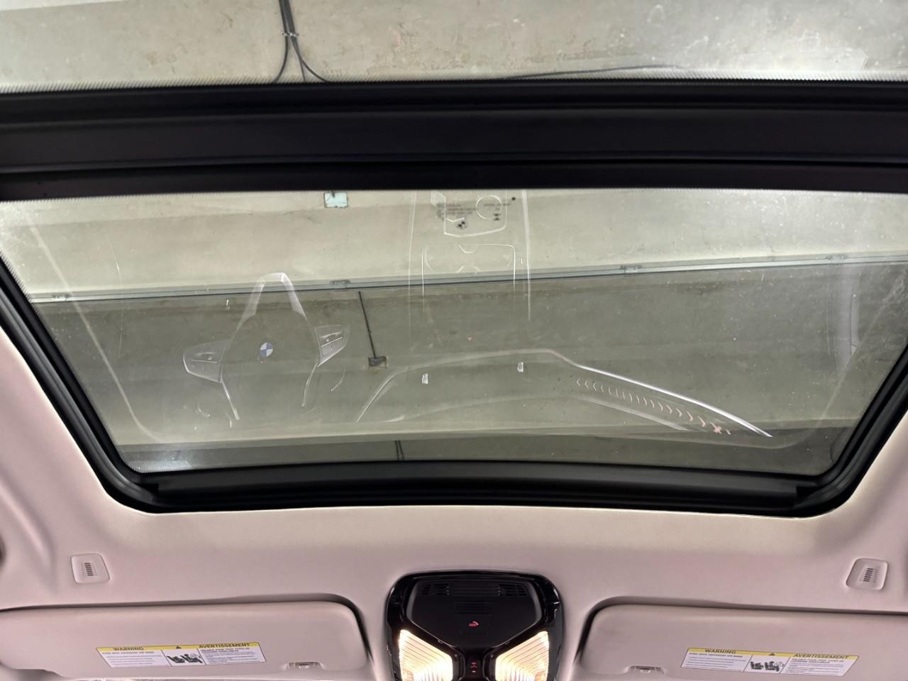 BMW X7 Vehicle Full-screen Gallery Image 14