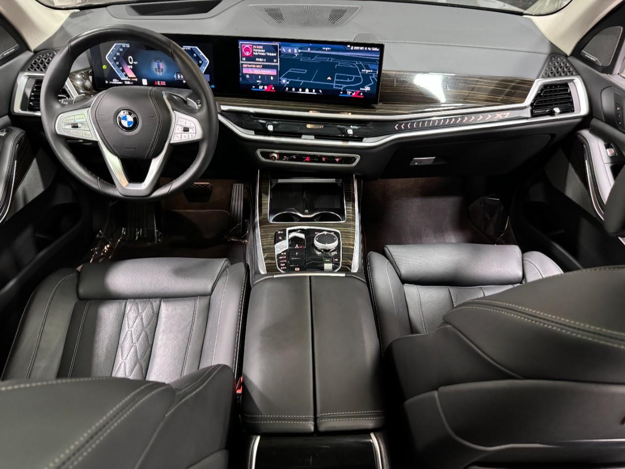 BMW X7 Vehicle Full-screen Gallery Image 15