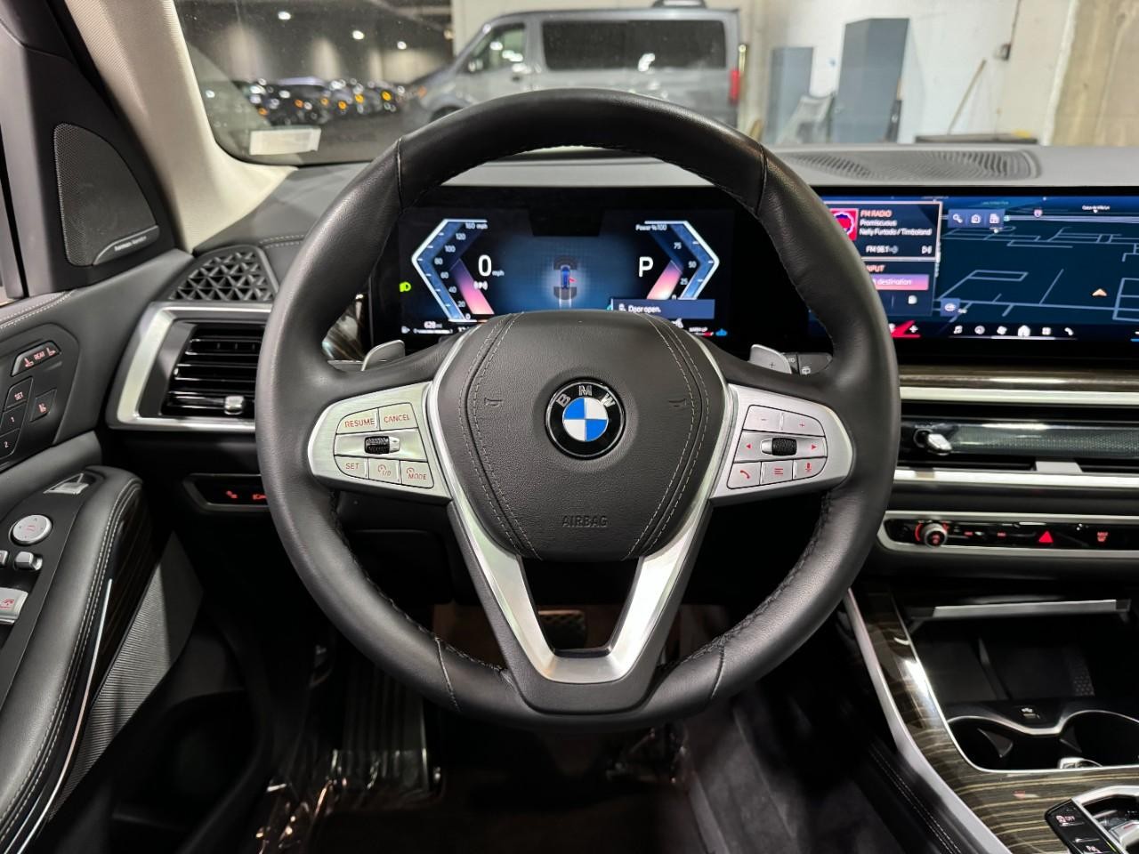BMW X7 Vehicle Full-screen Gallery Image 16