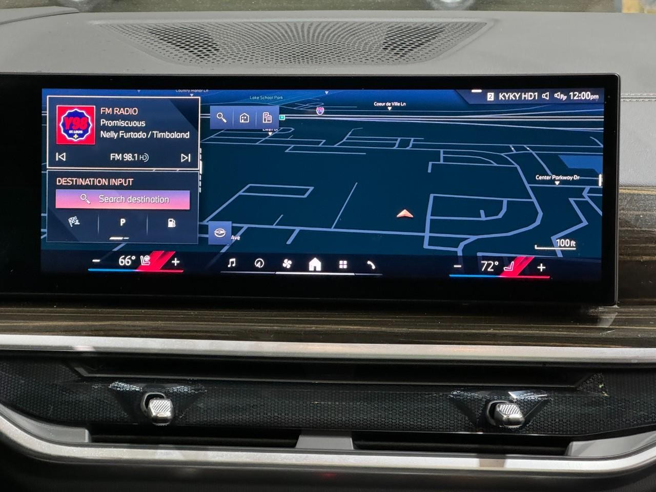 BMW X7 Vehicle Full-screen Gallery Image 17