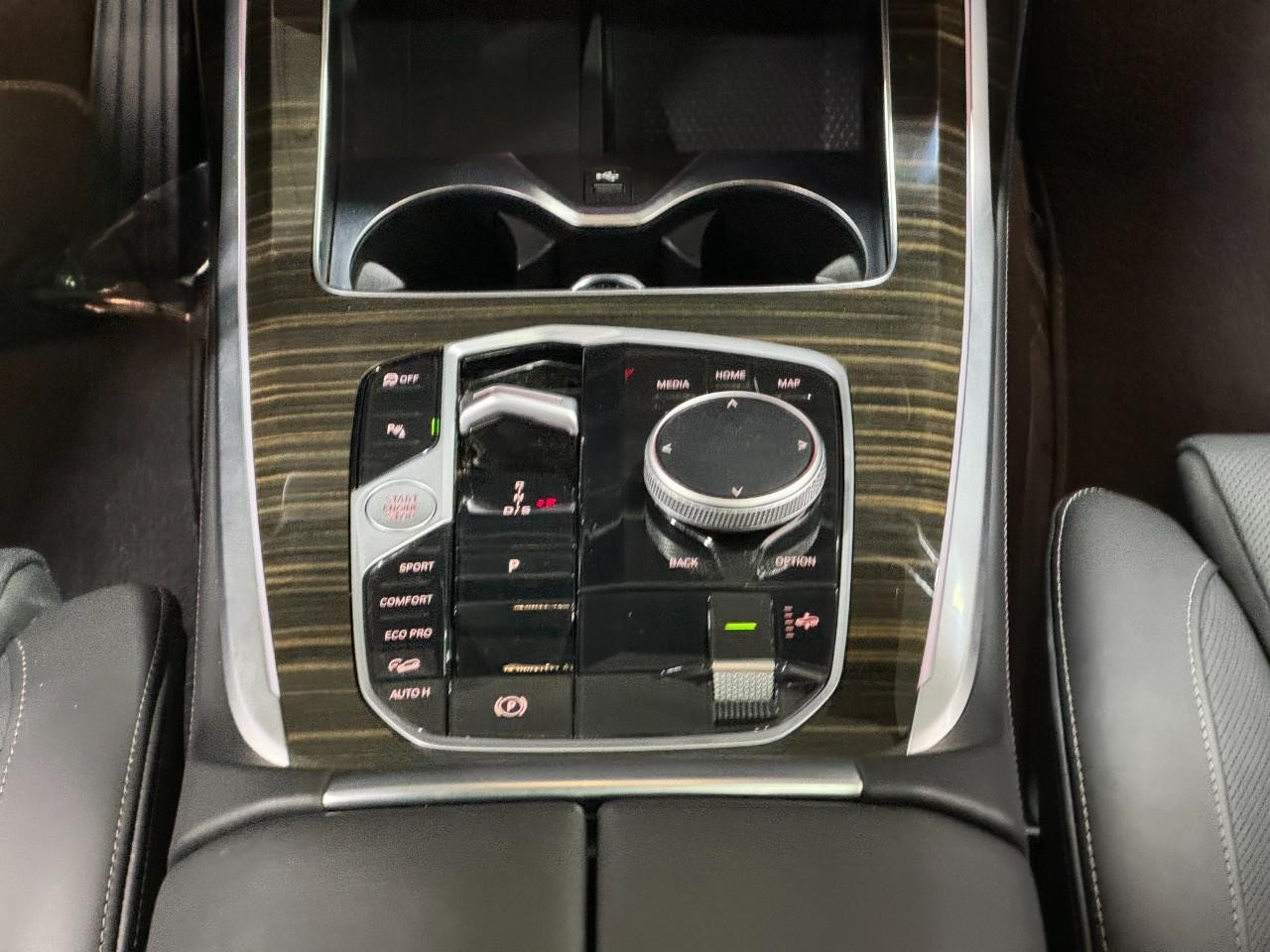 BMW X7 Vehicle Full-screen Gallery Image 19