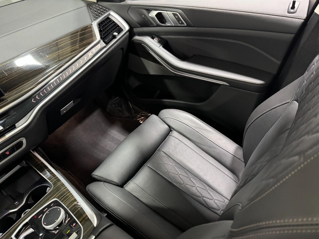 BMW X7 Vehicle Full-screen Gallery Image 20