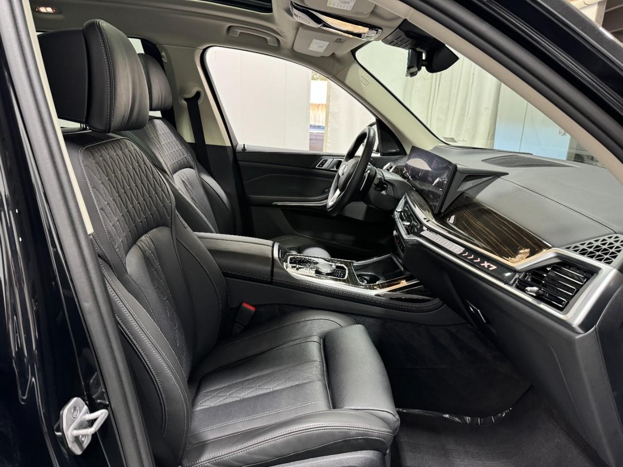 BMW X7 Vehicle Full-screen Gallery Image 21