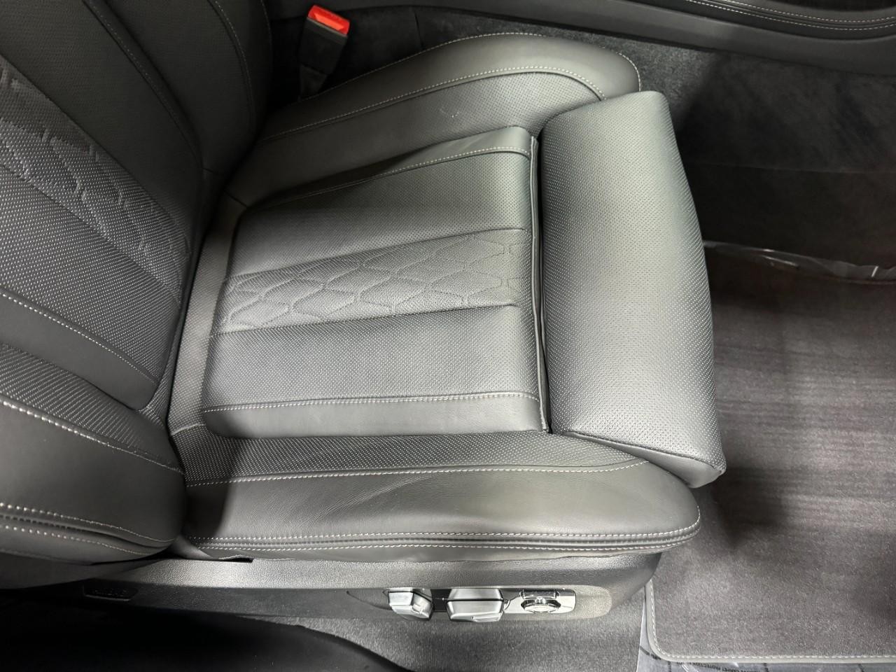 BMW X7 Vehicle Full-screen Gallery Image 22