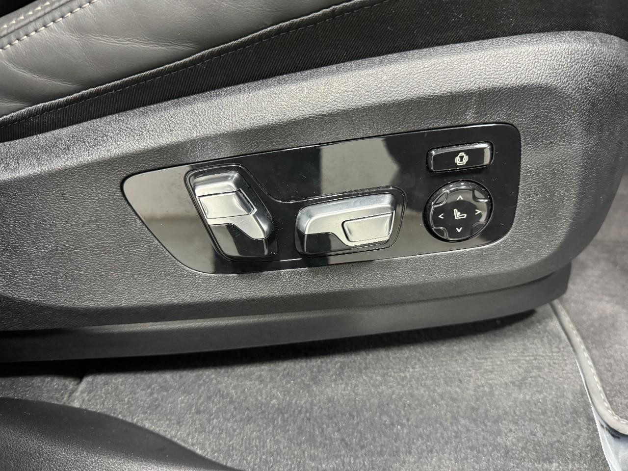 BMW X7 Vehicle Full-screen Gallery Image 23