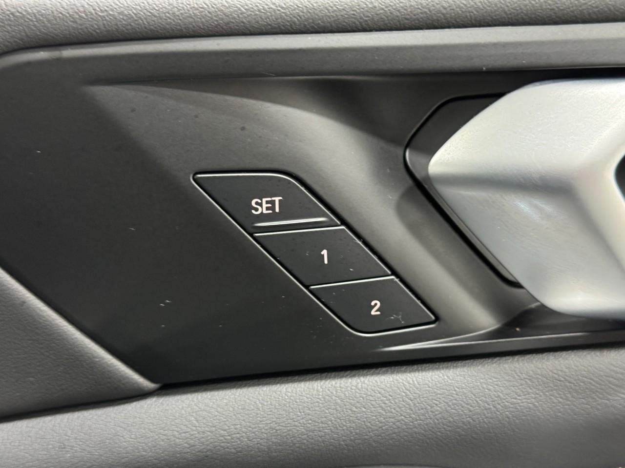 BMW X7 Vehicle Full-screen Gallery Image 24