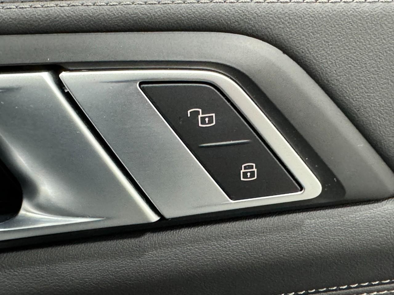 BMW X7 Vehicle Full-screen Gallery Image 25