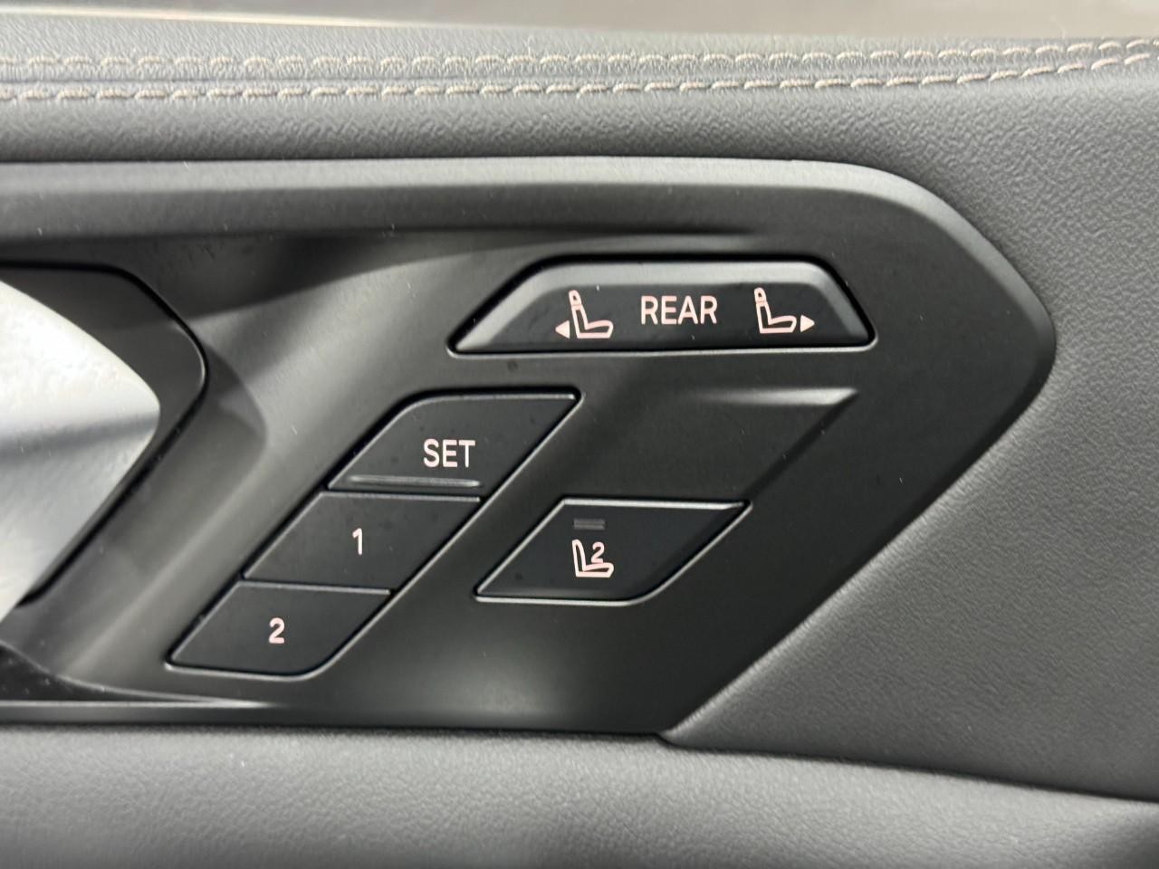 BMW X7 Vehicle Full-screen Gallery Image 28