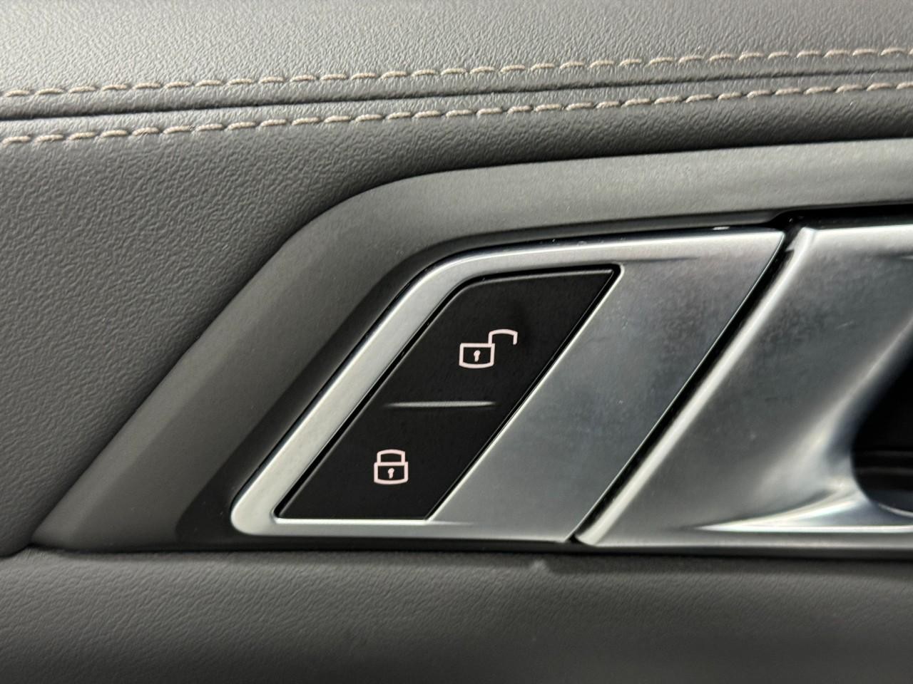 BMW X7 Vehicle Full-screen Gallery Image 29