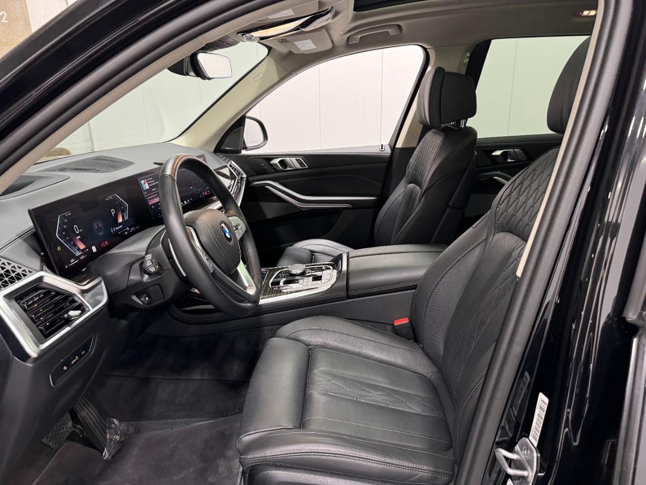 BMW X7 Vehicle Full-screen Gallery Image 31