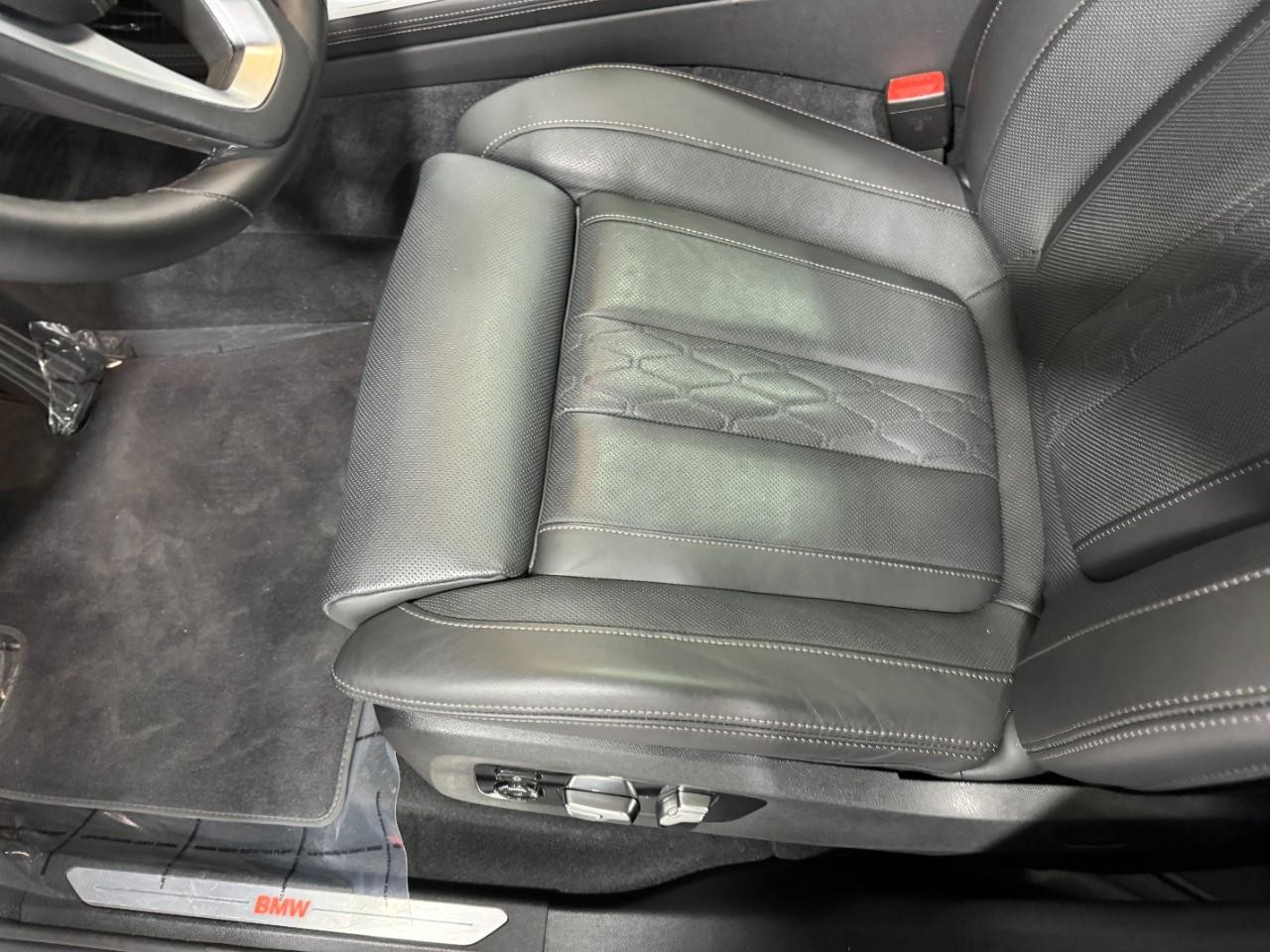 BMW X7 Vehicle Full-screen Gallery Image 32