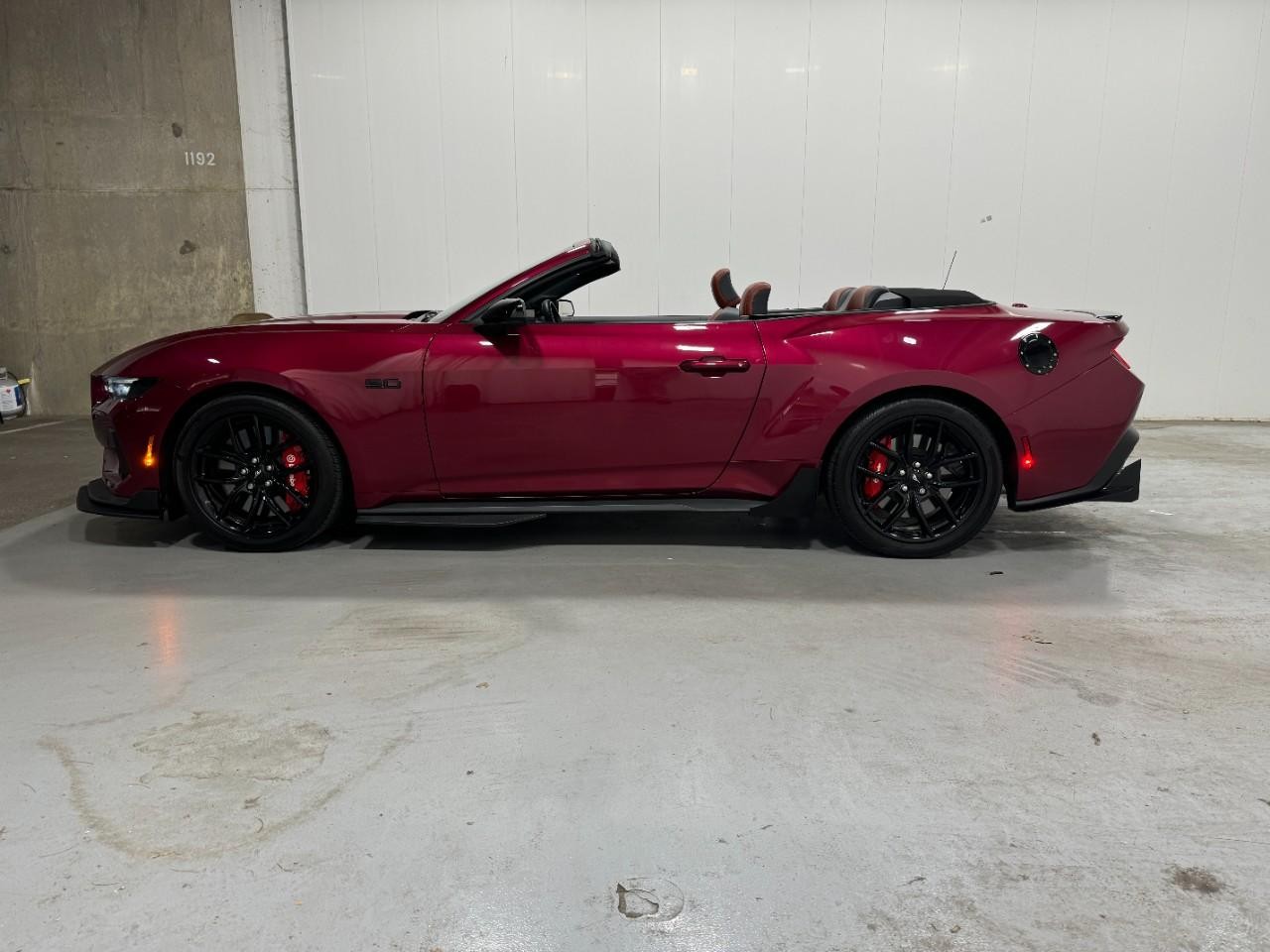 Ford Mustang Vehicle Full-screen Gallery Image 2