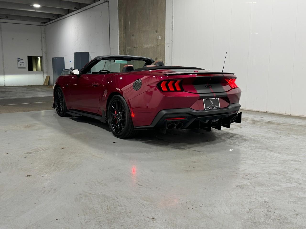 Ford Mustang Vehicle Full-screen Gallery Image 3