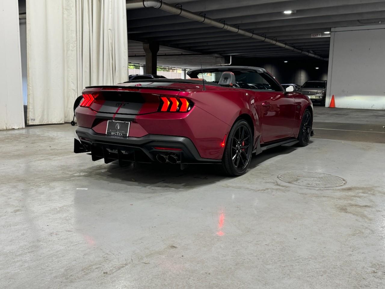 Ford Mustang Vehicle Full-screen Gallery Image 4