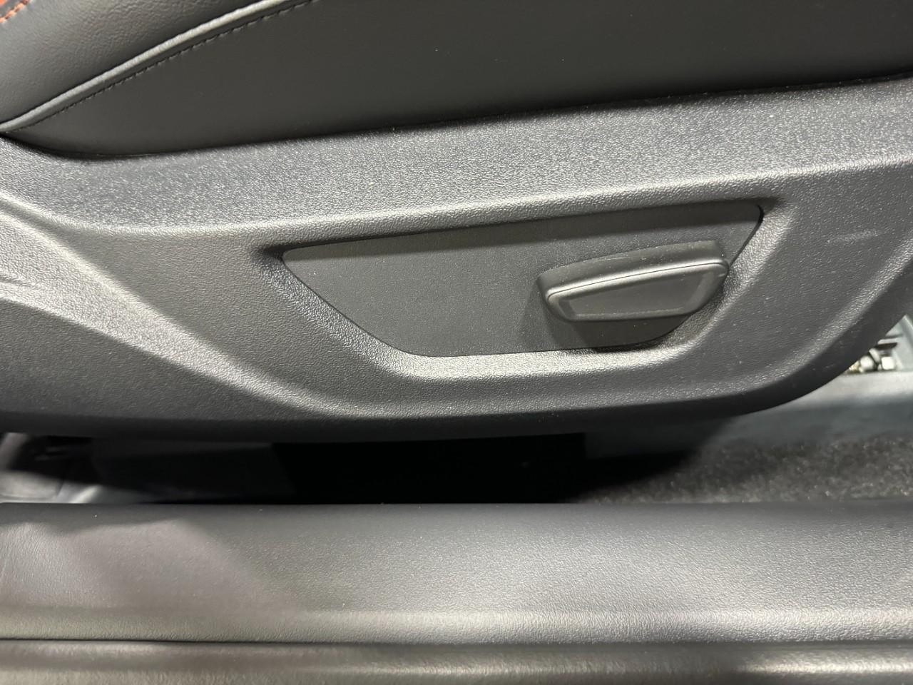 Ford Mustang Vehicle Full-screen Gallery Image 19