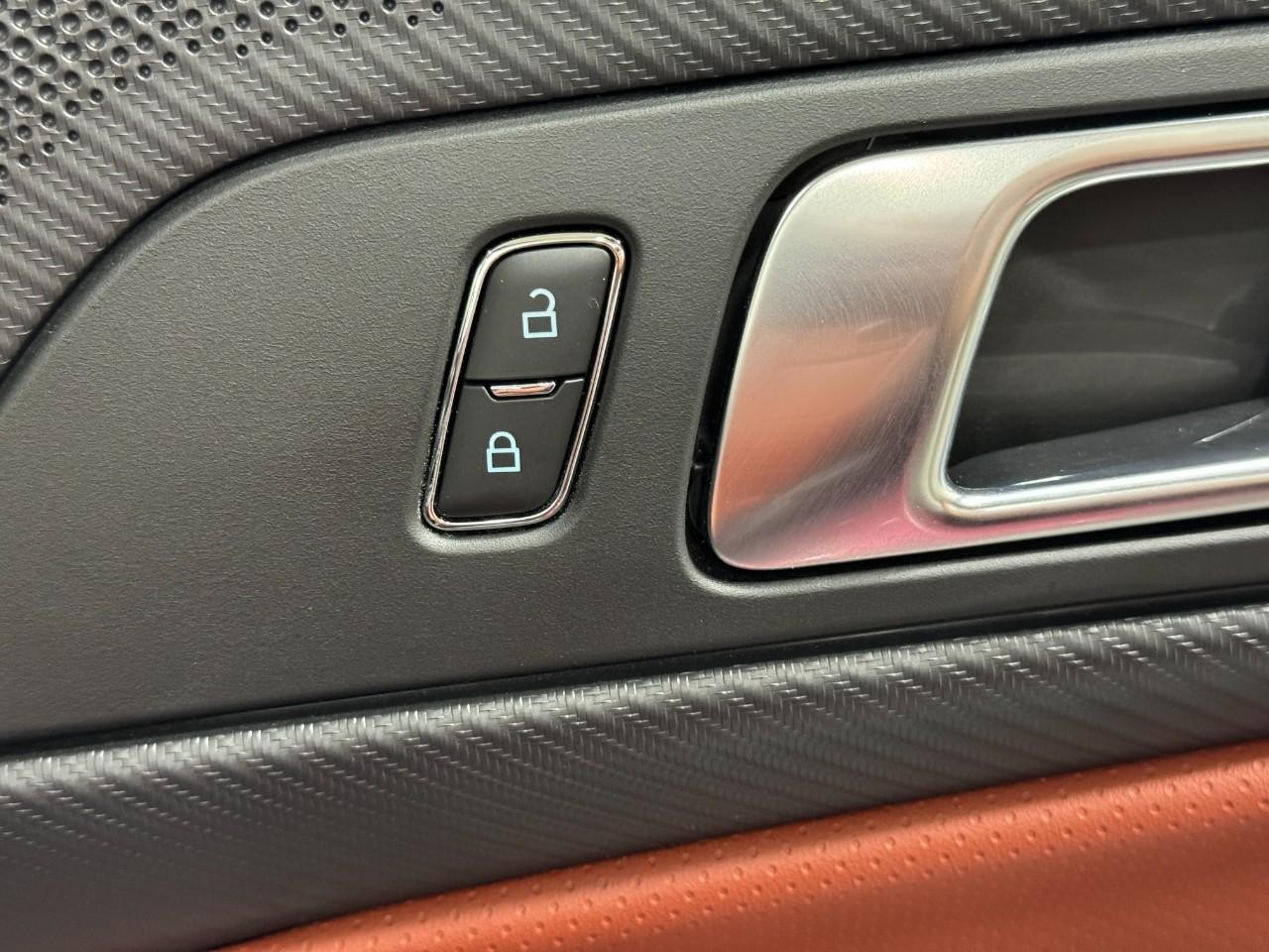 Ford Mustang Vehicle Full-screen Gallery Image 20