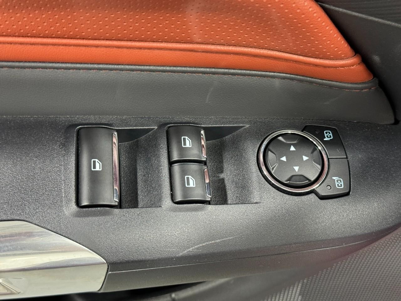 Ford Mustang Vehicle Full-screen Gallery Image 23