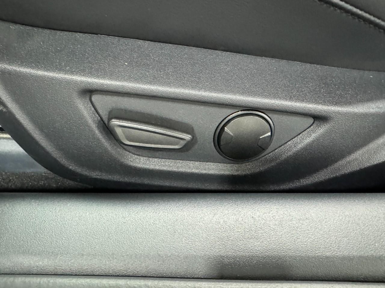 Ford Mustang Vehicle Full-screen Gallery Image 26