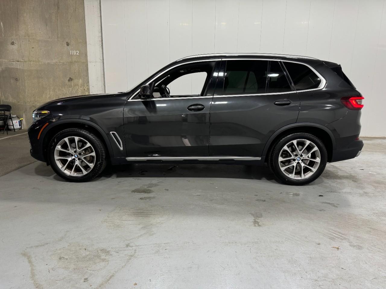 BMW X5 Vehicle Full-screen Gallery Image 2